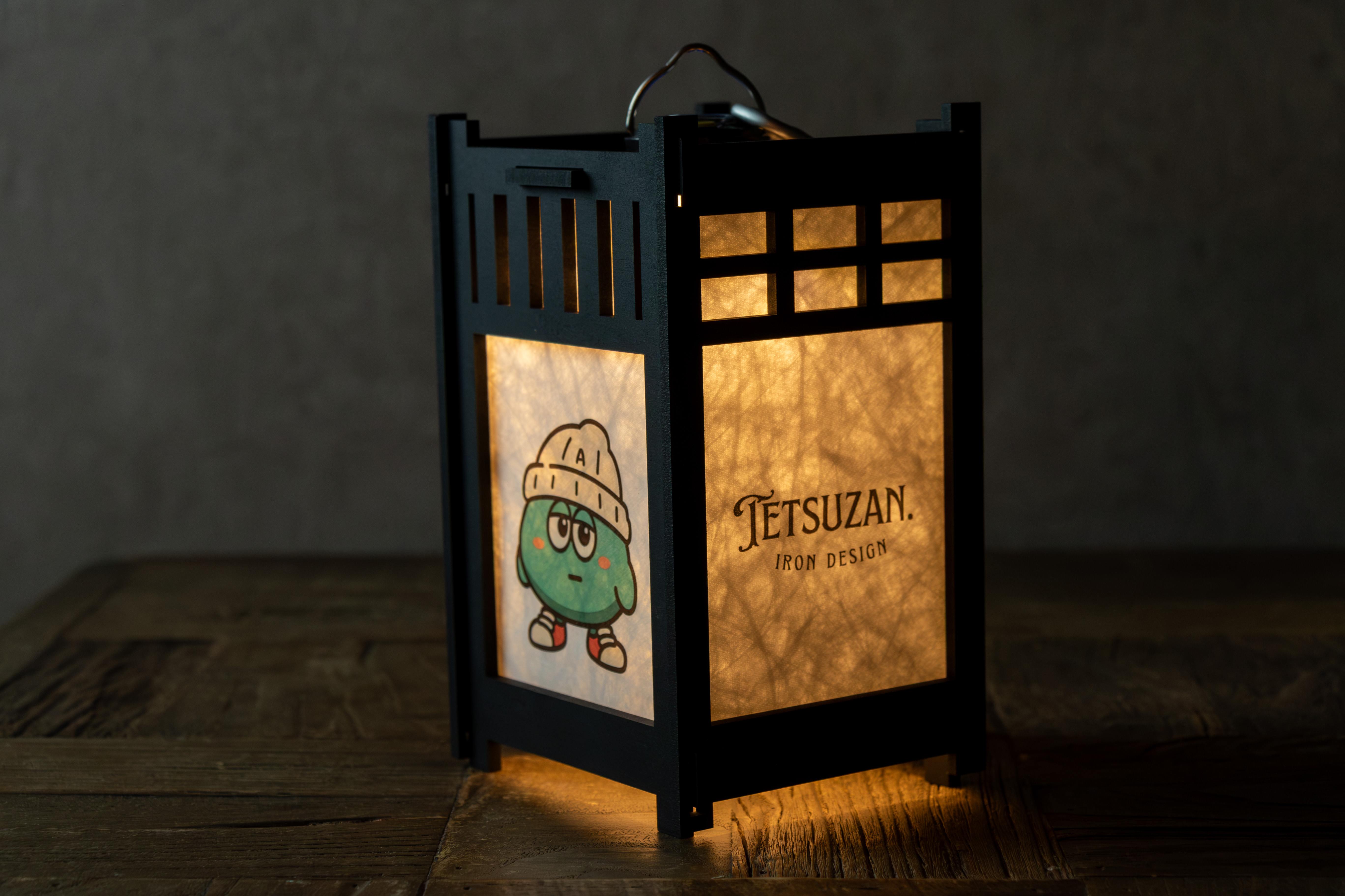 札幌のアウトドアショップ「AGORA」のオリジナル商品＿TETSUZAN IRON DESIGN製「AGORA CAMP JAM 2026」コラボ灯籠