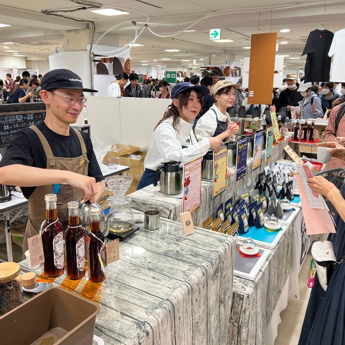 札幌の珈琲マルシェでコーヒーを提供する出店者と来場者の様子（過去の開催風景）