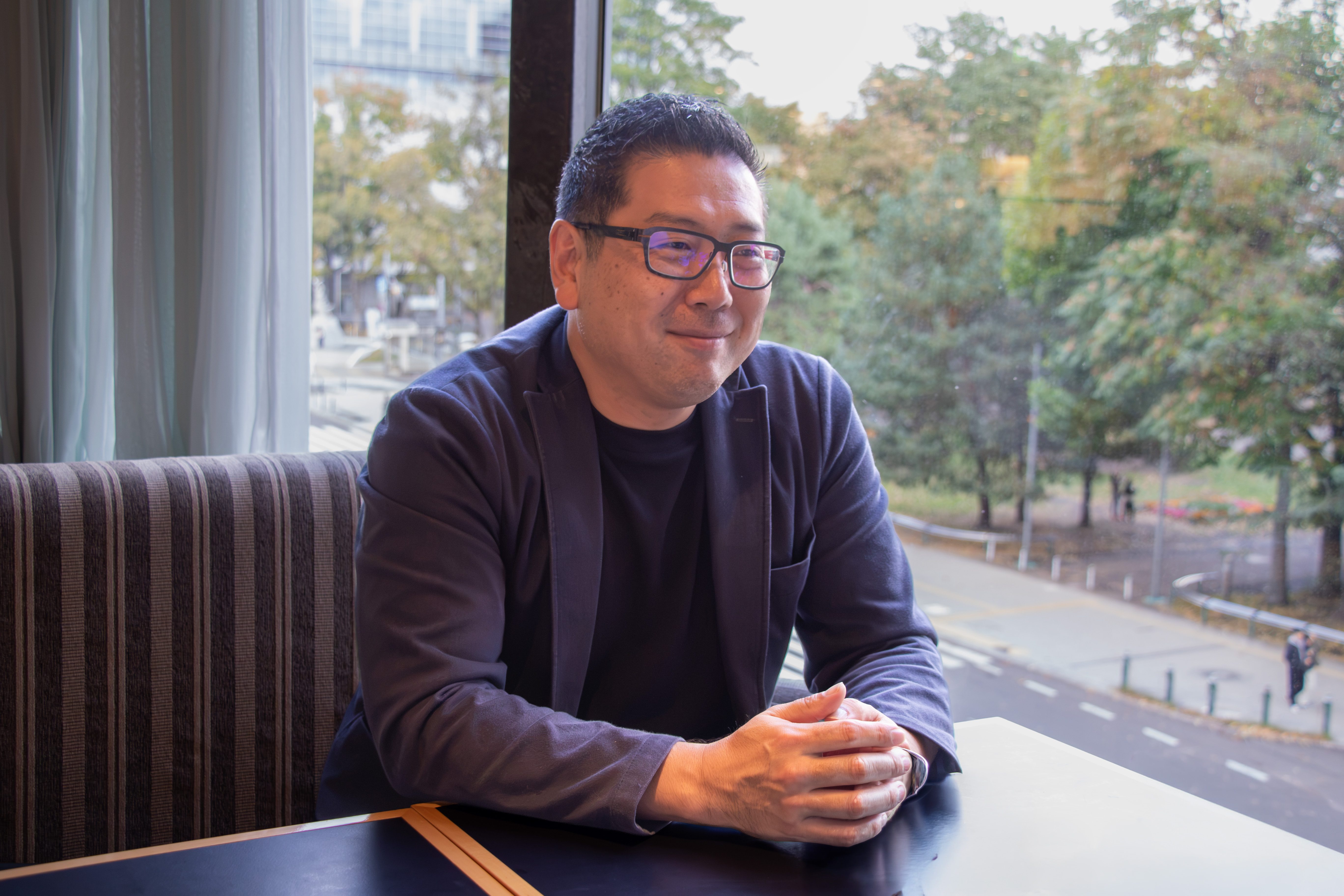 珈琲マルシェの出店者選びについて取材に応じる丸美珈琲店の後藤栄二郎さん