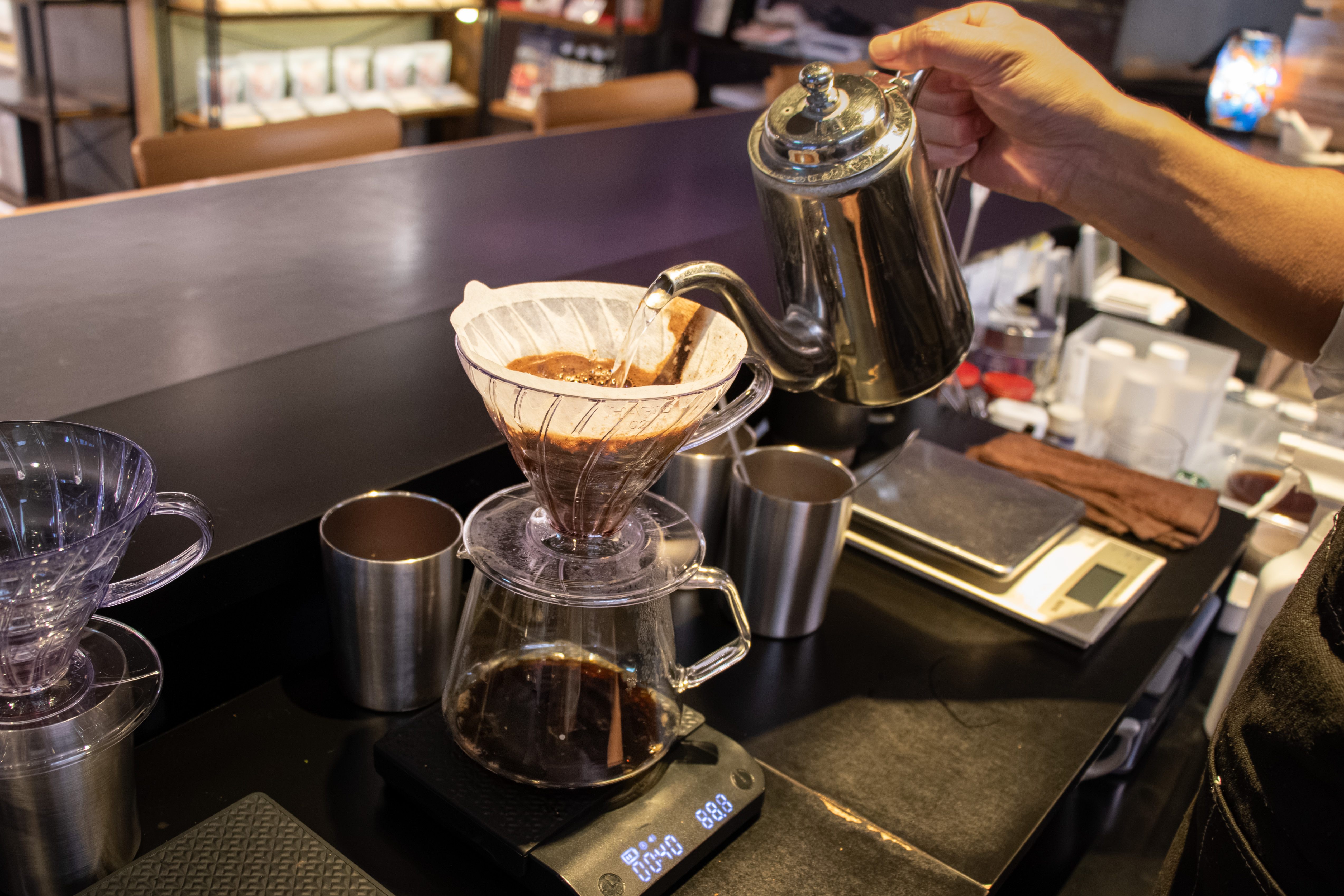 札幌のコーヒー専門店でハンドドリップによりコーヒーを抽出する様子