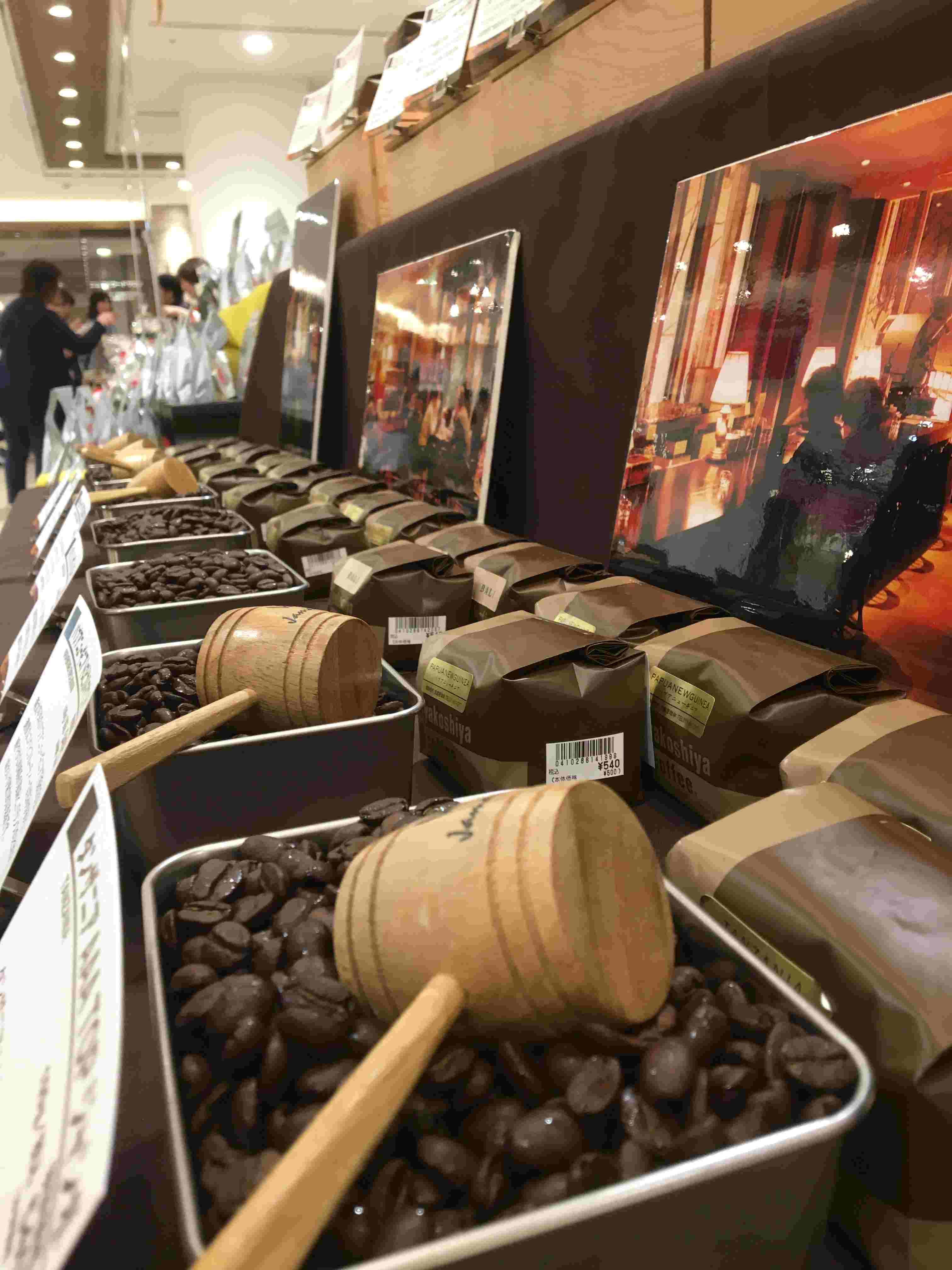 札幌の珈琲マルシェで販売されるコーヒー豆が並ぶブース（過去の開催風景）