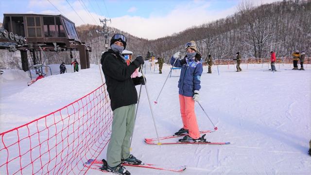 スキーをするカップル
