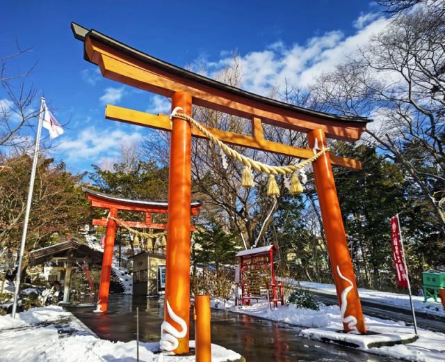 虻田神社　雪蛇鳥居