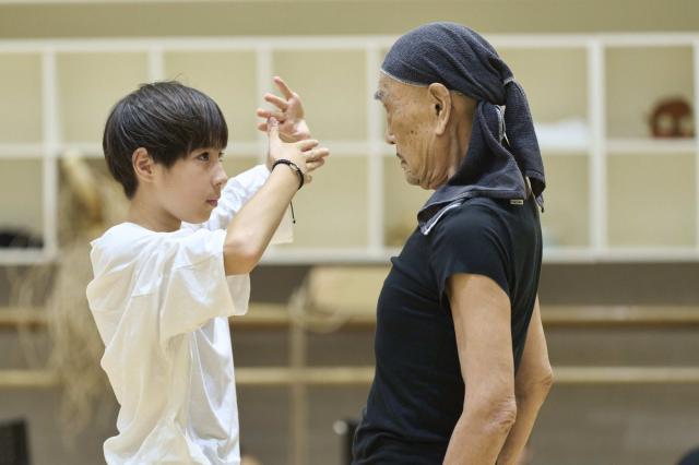 にらみ合う約70歳差の尾上眞秀さんと麿さん＝写真：渡邉 肇