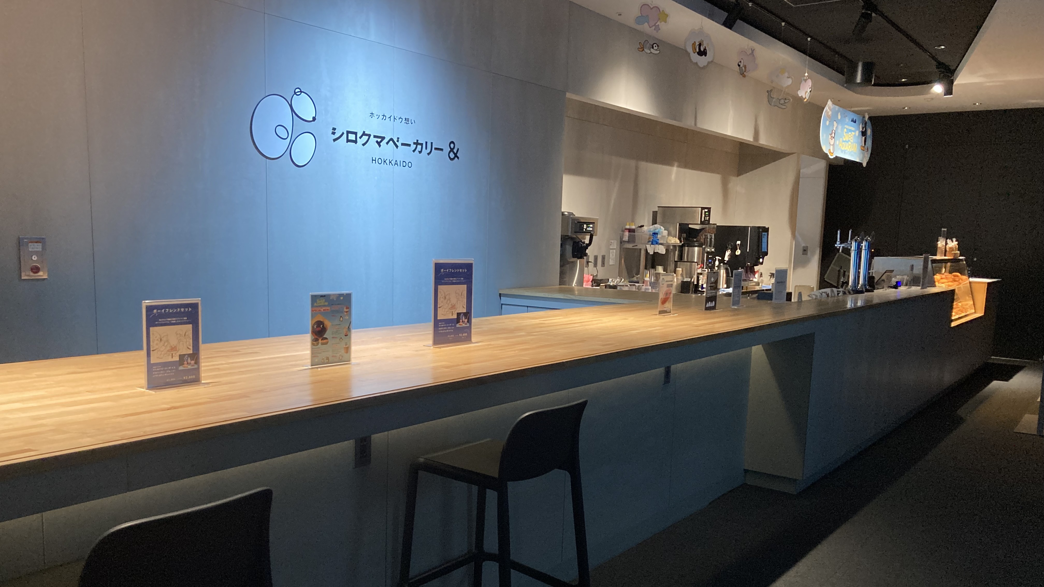 6 階にあるカフェ「シロクマベーカリー&」