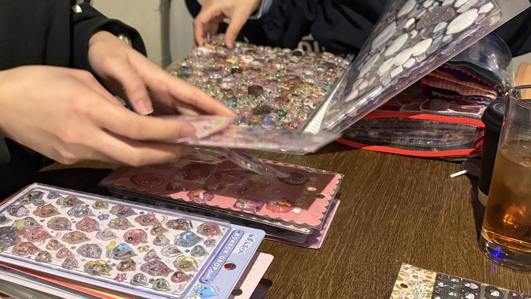 平成女児あつまれ！「“ボンドロ”が買える」ススキノで“シール交換”　昼から子連れもOK