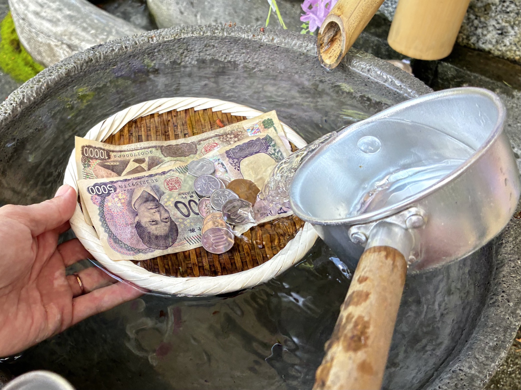 札幌伏見稲荷神社　銭洗い