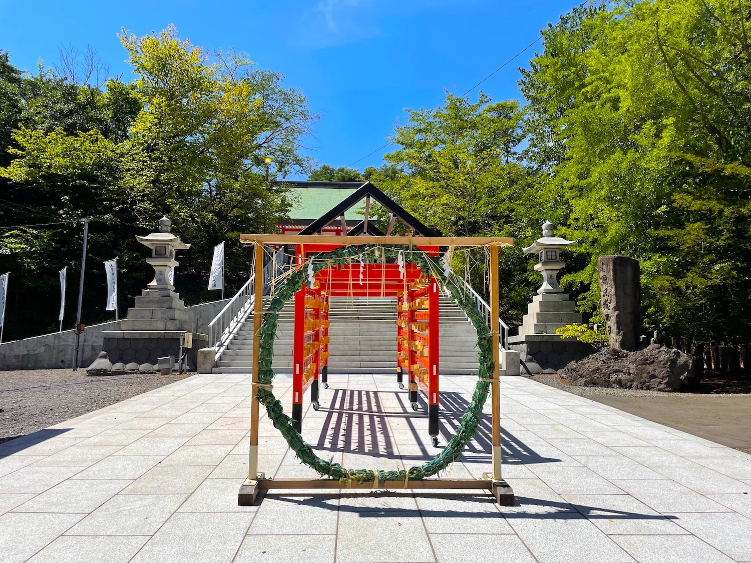 開運スポット「小樽好き＆神社好き必見」鳥居越しに見る海や花手水も！小樽で巡りたいおすすめの神社