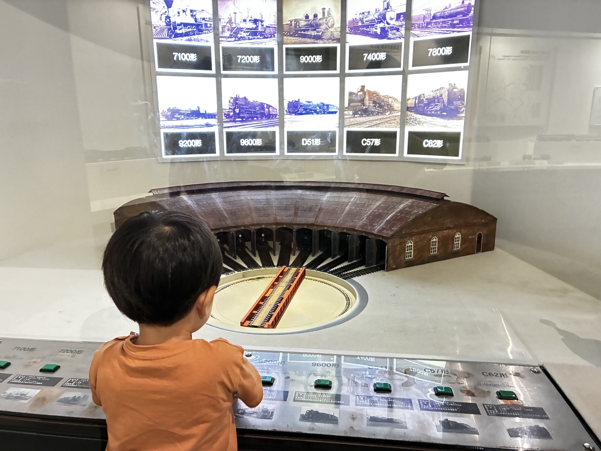 小型機関車が走る展示