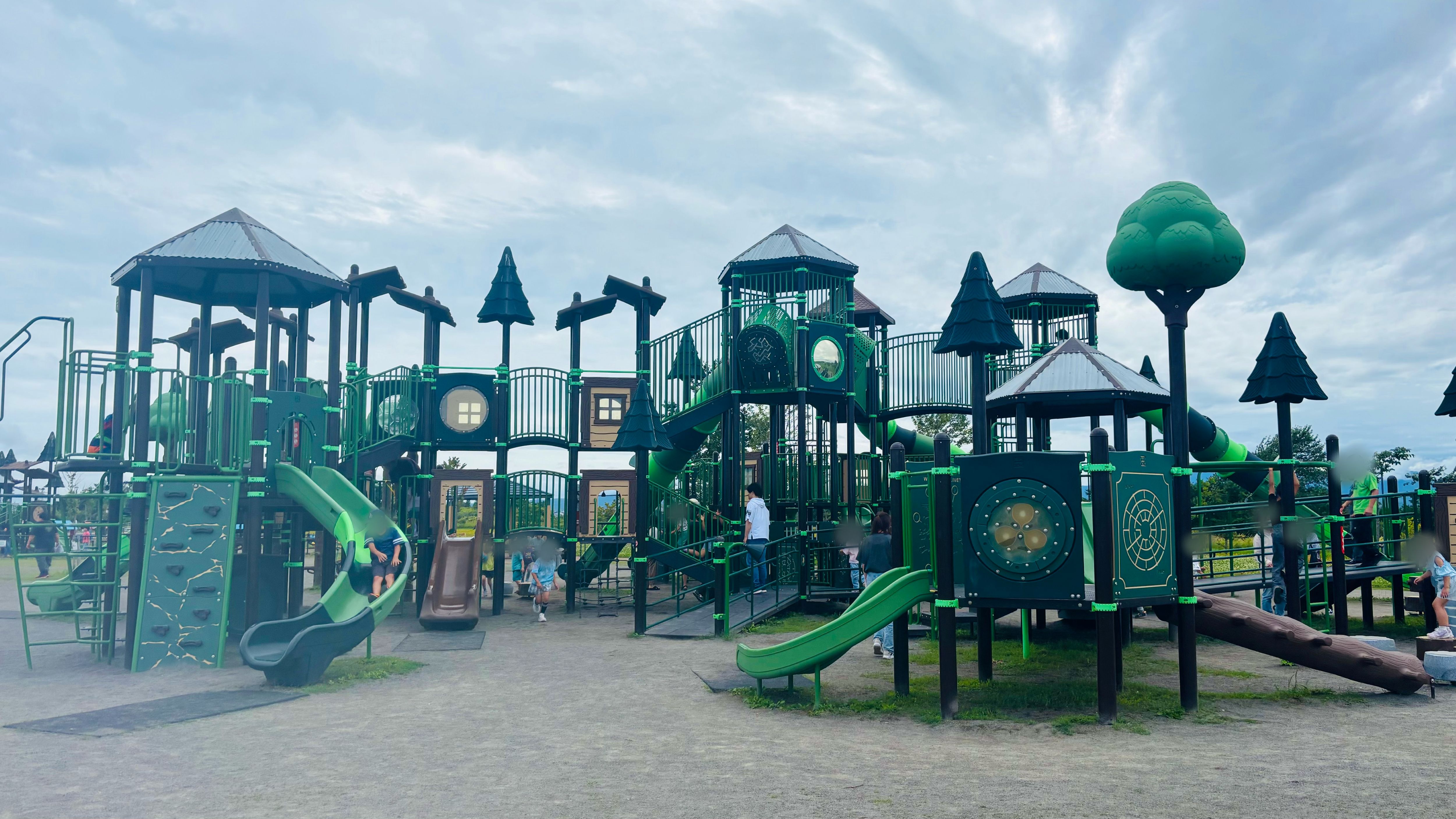 2歳児も大興奮！カフェ併設の「厚別山本公園」…小さい子向けエリアも充実で安心安全ポイント！2学期スタートで未就学児さん率あがりそう【札幌】